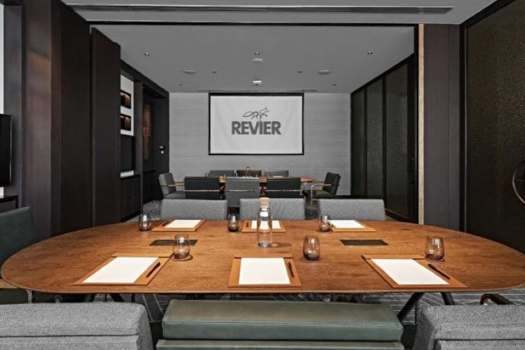 قاعات رجال الأعمال في فندق رفيير دبي