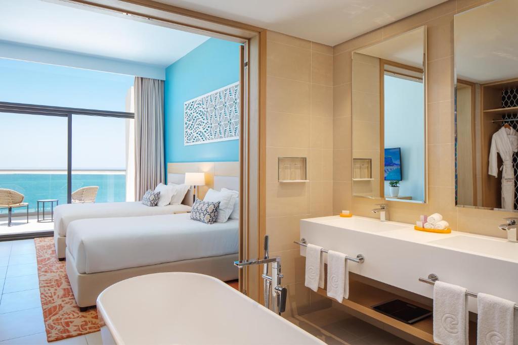 غرف واجنحة منتجع شاطئ سنتارا ميراج دبي