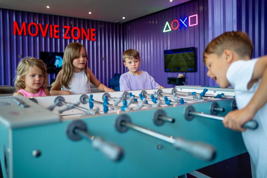 مرافق ترفيهية في منتجع شاطئ سنتارا ميراج دبي