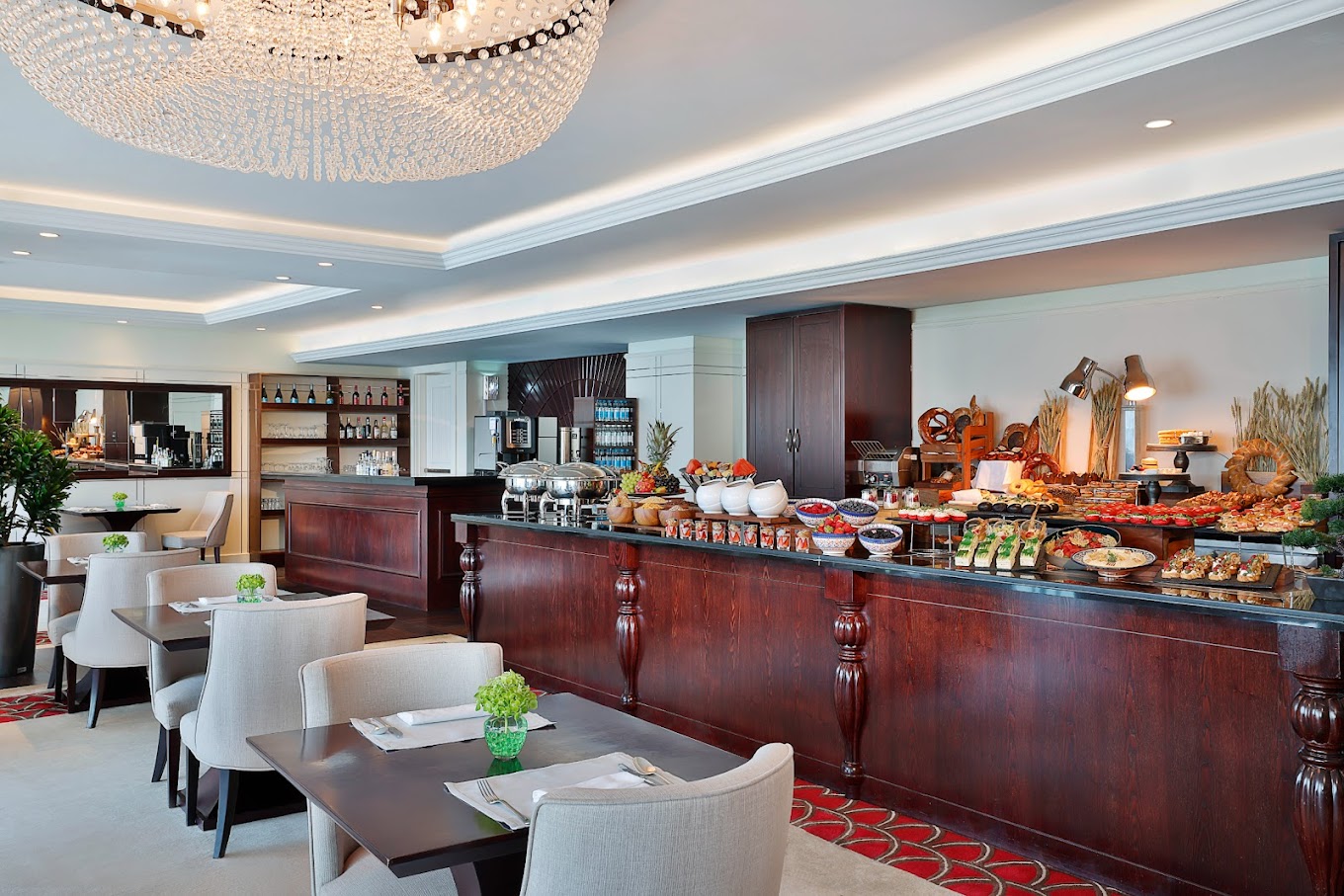 مطاعم منتجع والدروف استوريا دبي