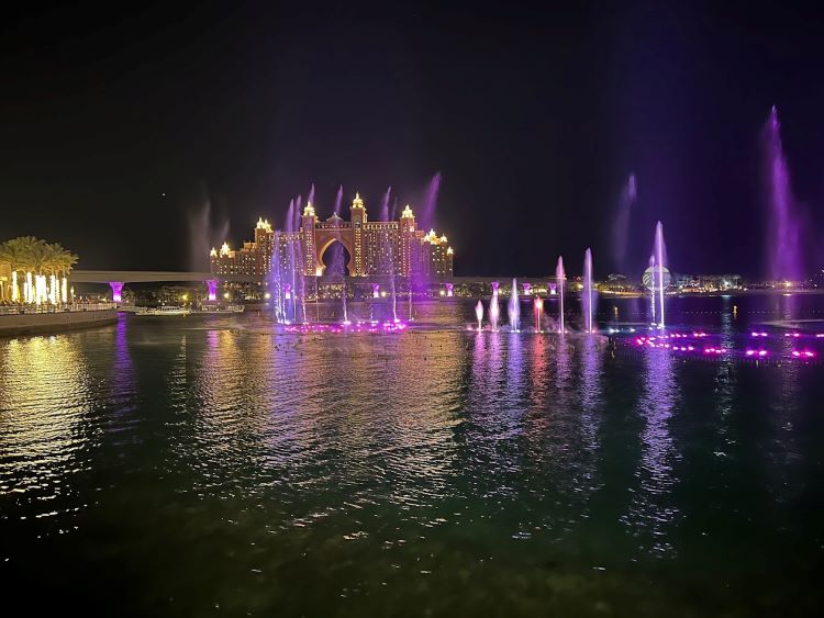 نافورة النخله معلم قريب من منتجع وسبا تاج إكزوتيكا دبي