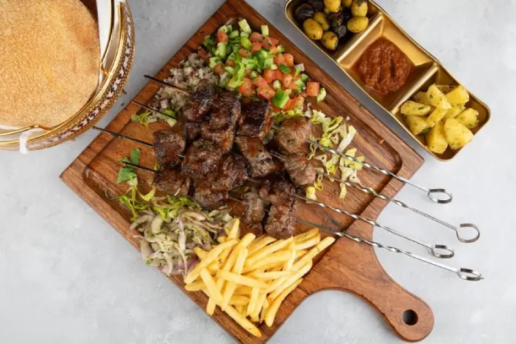 اكتشف أفضل 12 مطاعم مغربيه في دبي لتجربة طعام استثنائية وأصيلة